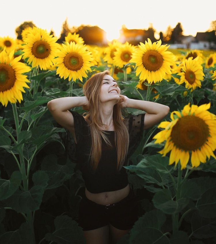 Фотосессия в подсолнухах в шортах