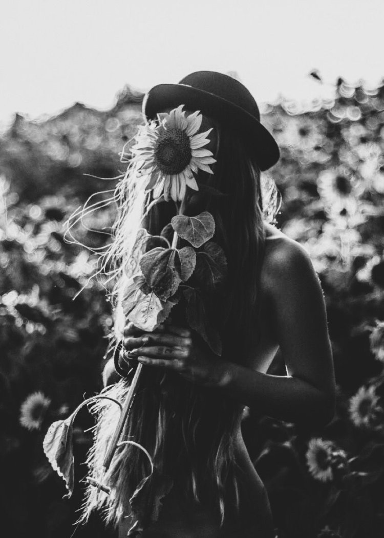 Девушка в подсолнухах