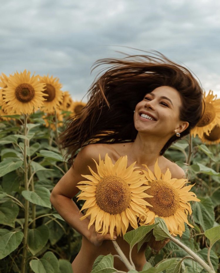 Фотосессия летом в подсолнухах