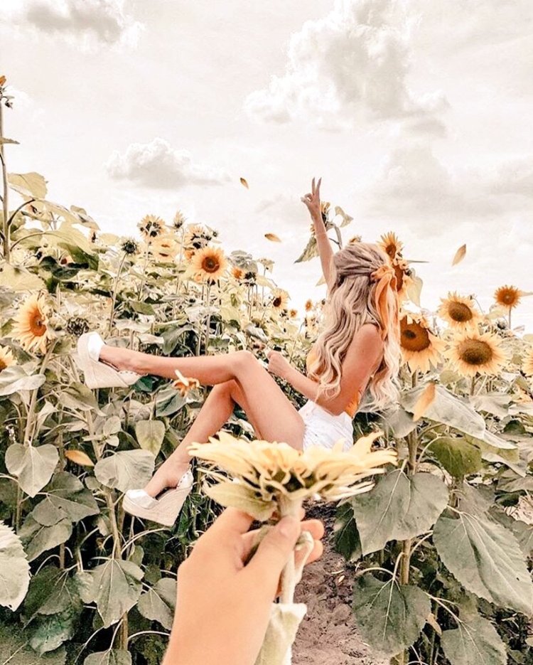 Фотосессия в подсолнухах ню