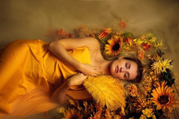 Брюнетка в подсолнухах