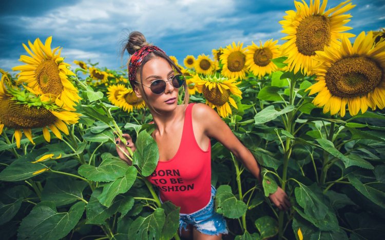 Девушка в подсолнухах