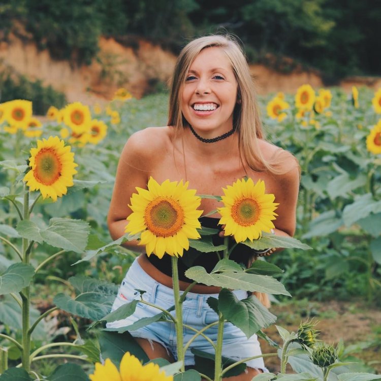 Девушка с подсолнухами