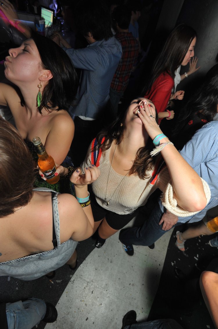 Пьяные девушки в ночных клубах
