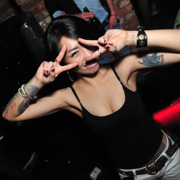 Пьяные девушки в ночном клубе