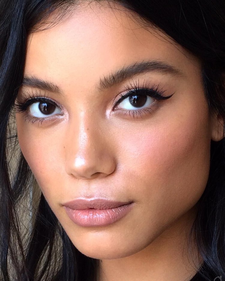 Темноволосая девушка с голубыми глазами