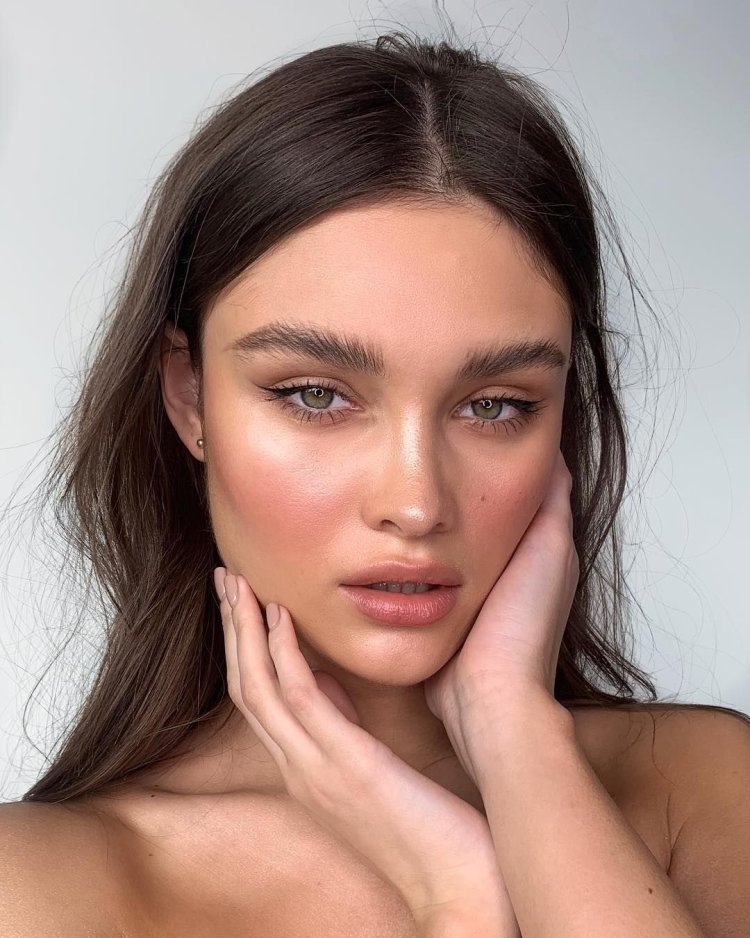 Легкий нюдовый макияж