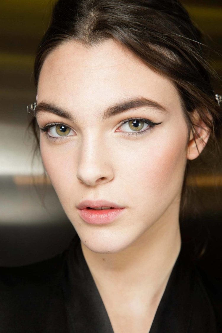 Правильные миндалевидные глаза