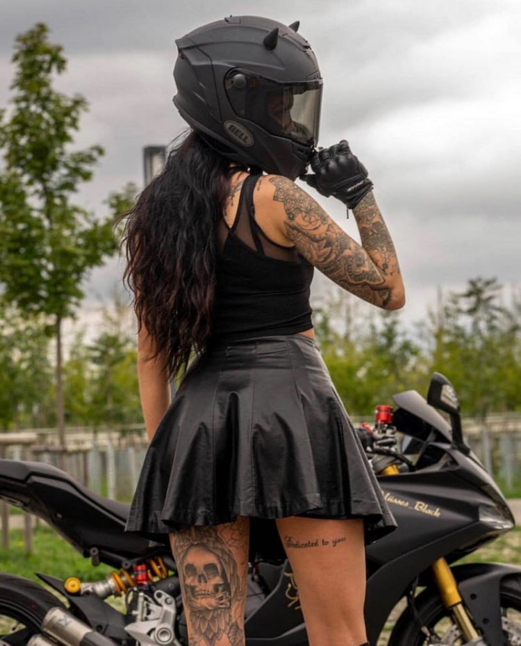 Девушка на мотоцикле