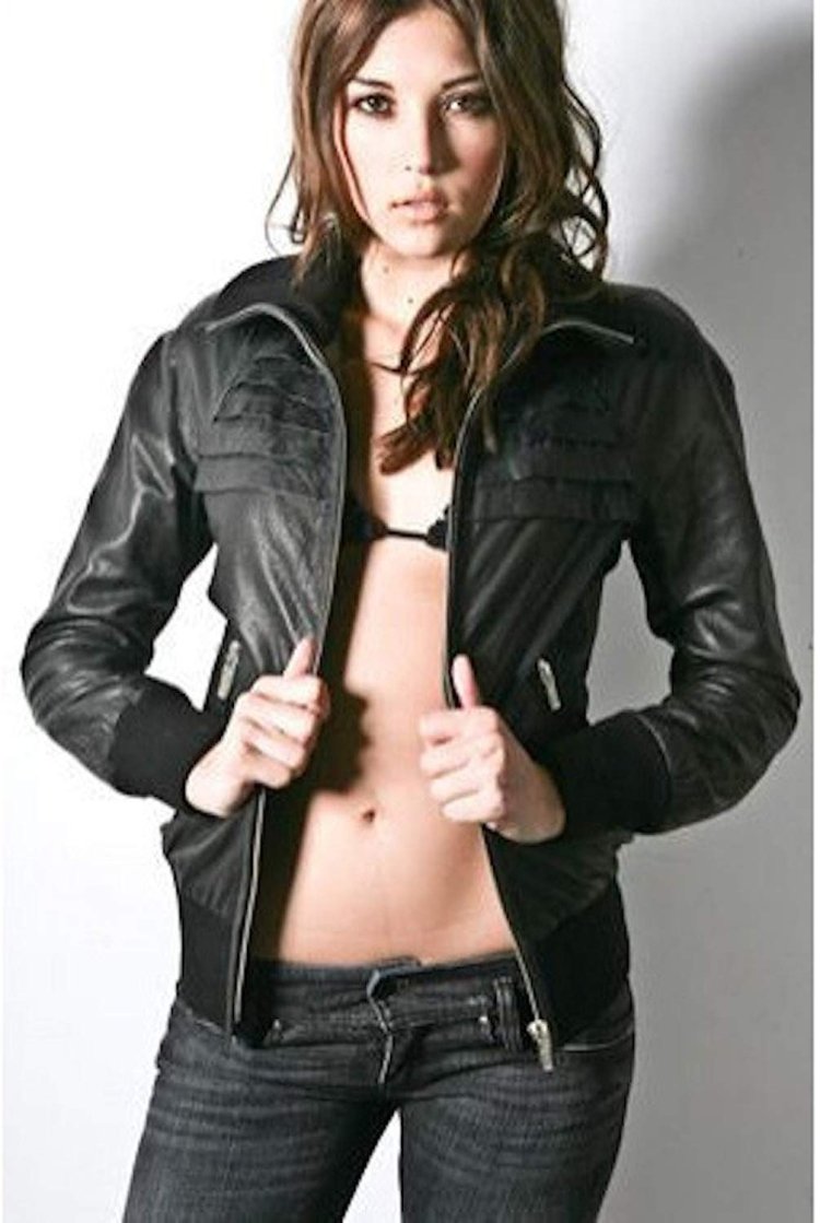 Девушки в болоньевых куртках