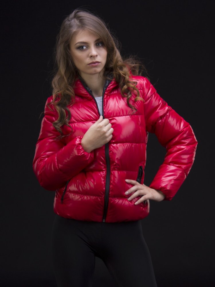 Девушка в пуховой куртке