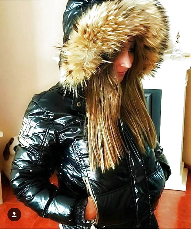 Мила Сивацкая в высоких сапогах