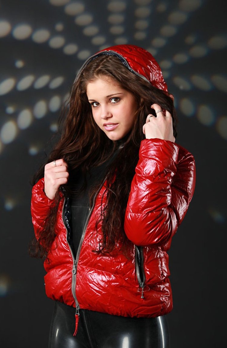 Синяя куртка с шарфом