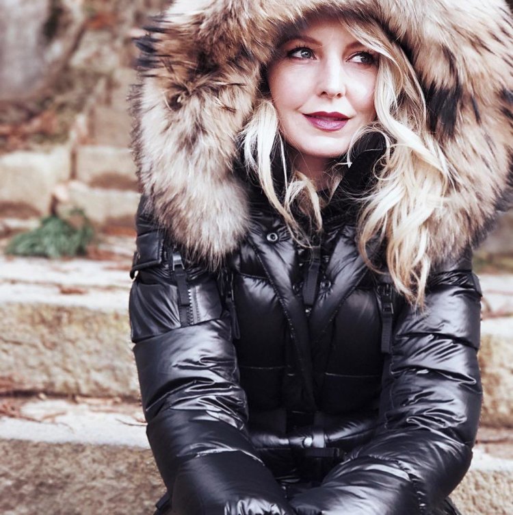 Связанные девушки в куртке