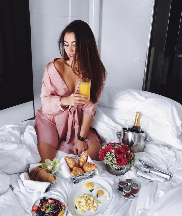 Завтрак в постель девушке