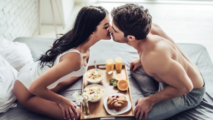 Парень и девушка завтракают