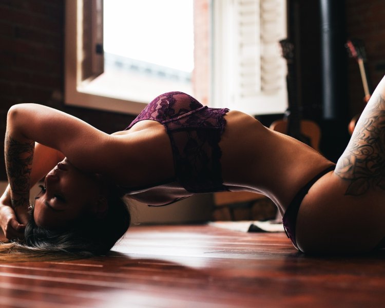 Стройная девушка наклонилась