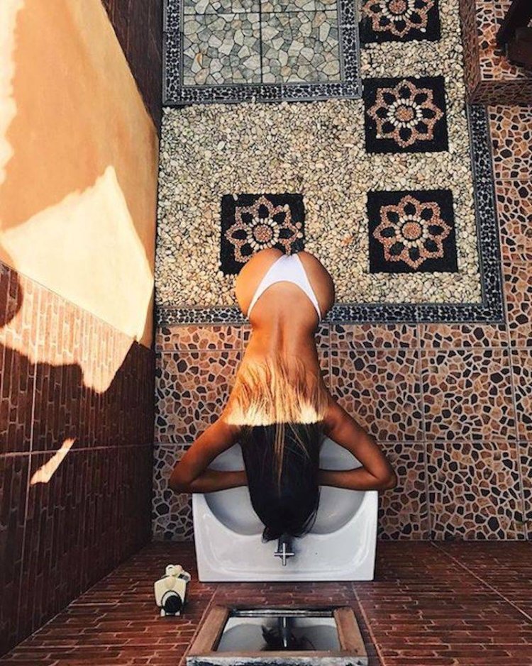 Девушка прогнулась