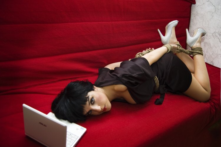 Связанные красивые девушки