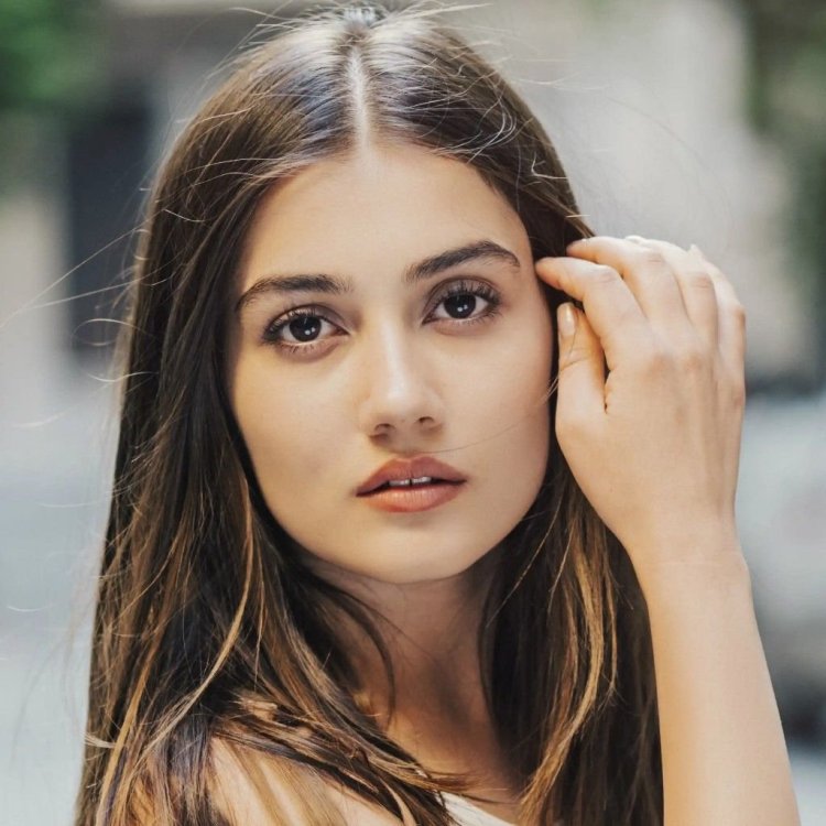 Турецкая актриса Айча Айшин