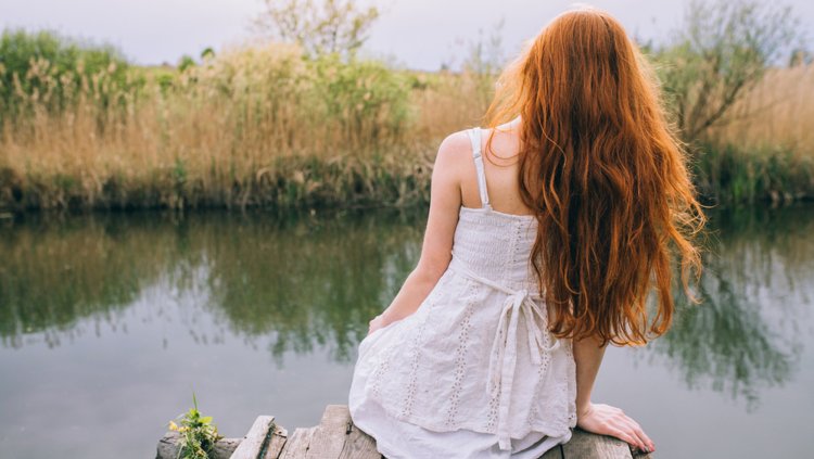 Рыжие волосы со спины