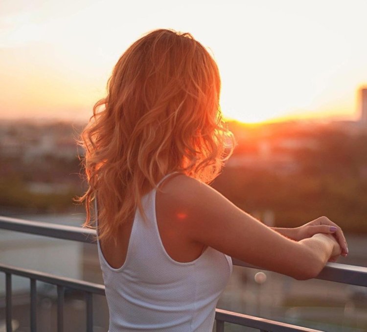 Рыжеволосая женщина со спины