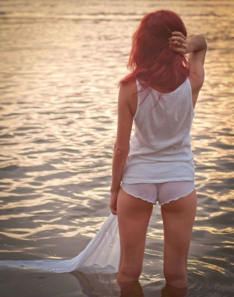 Рыжие волосы со спины