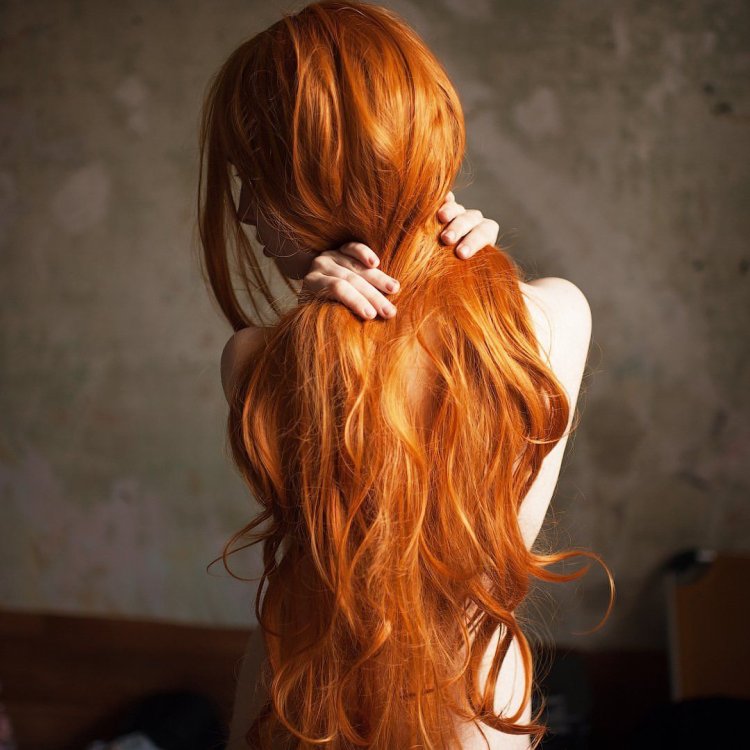 Рыжая девушка в постели