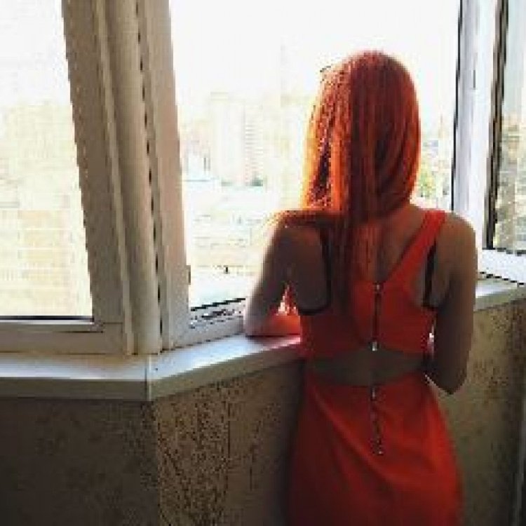 Рыжая девушка со спины