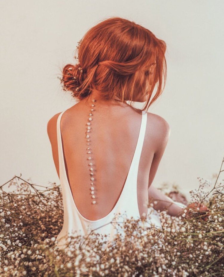 Рыжая девушка с каре со спины