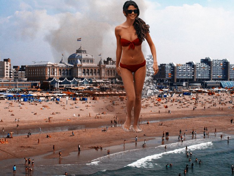 Гигантская девушка в купальнике