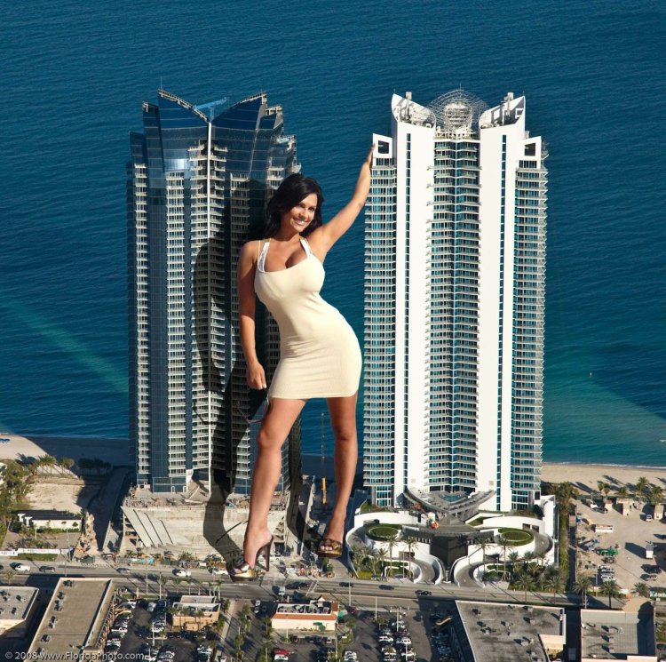 Denise Milani великан