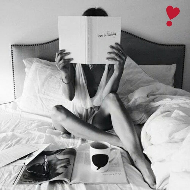 Девушка с книгой в постели