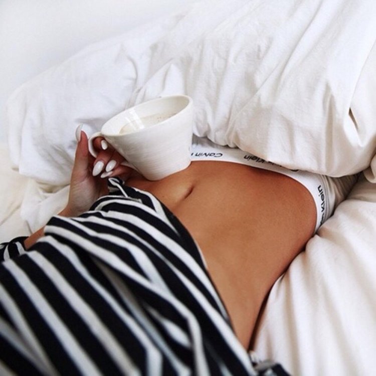 Утро девушка в кровати