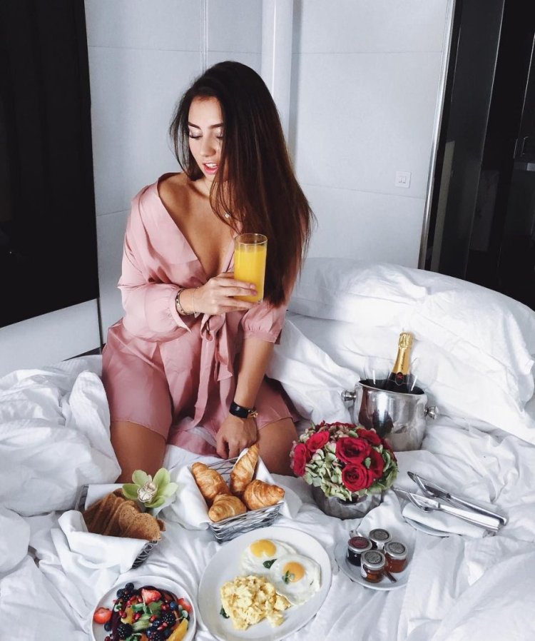 Завтрак в постель девушке