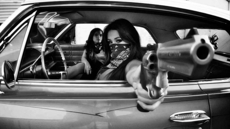 Девушка с битой в кепке