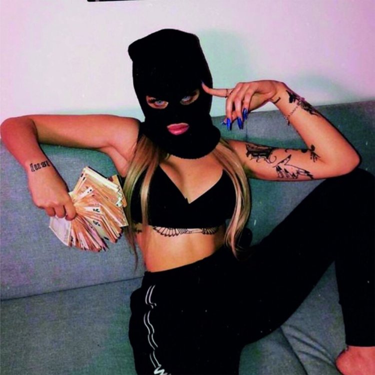 Девушка в Балаклаве с пистолетом