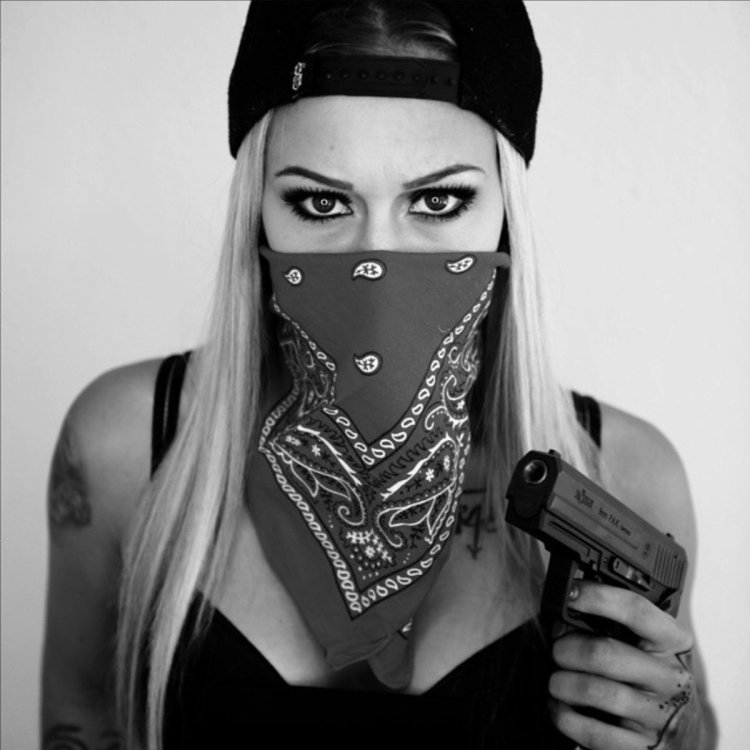 Девушка в маске с пистолетом