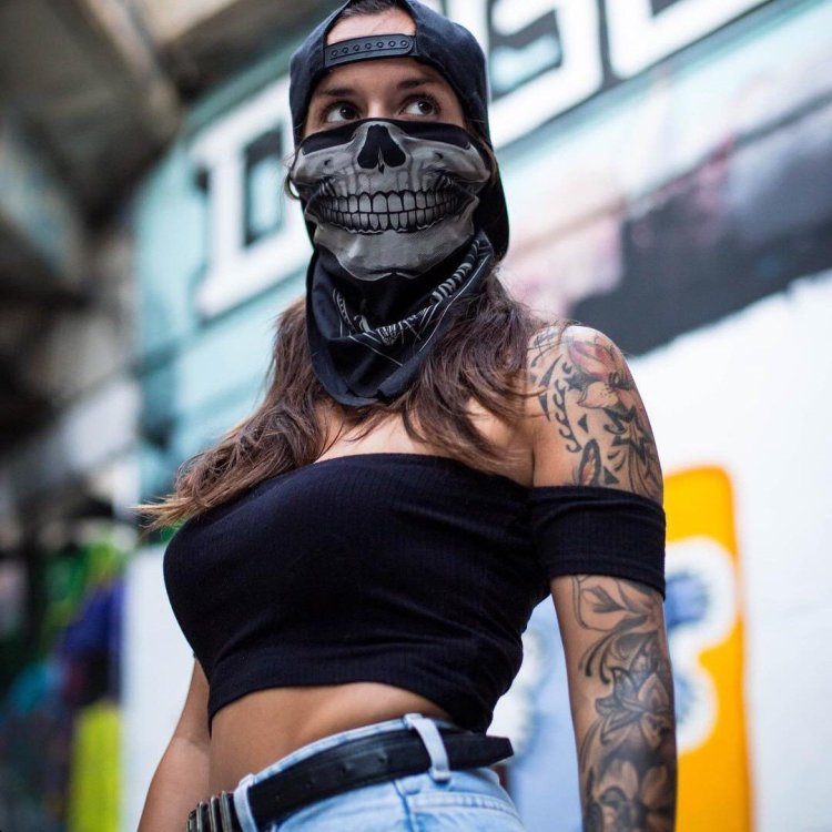 Девушка с банданой на ли