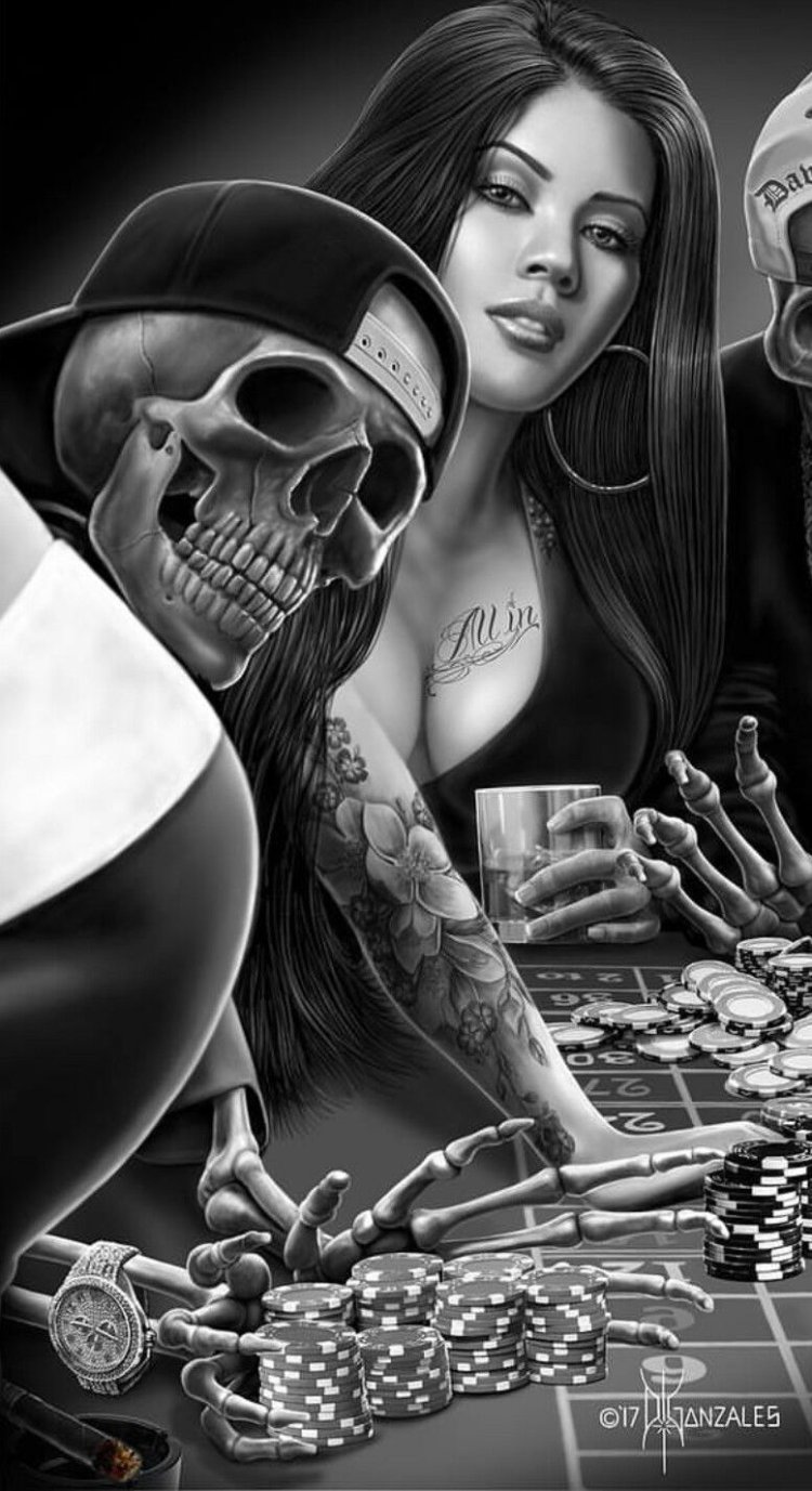 Девушка в маске с оружием