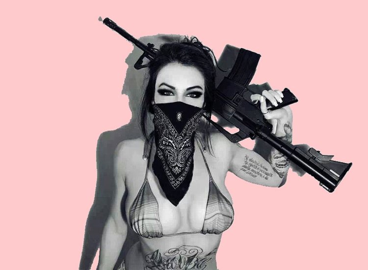 Девушка гангстер с пистолетом