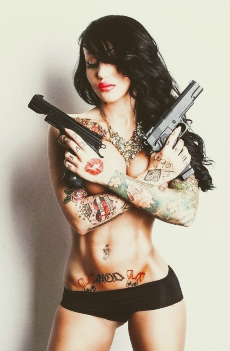 Телка с пистолетом