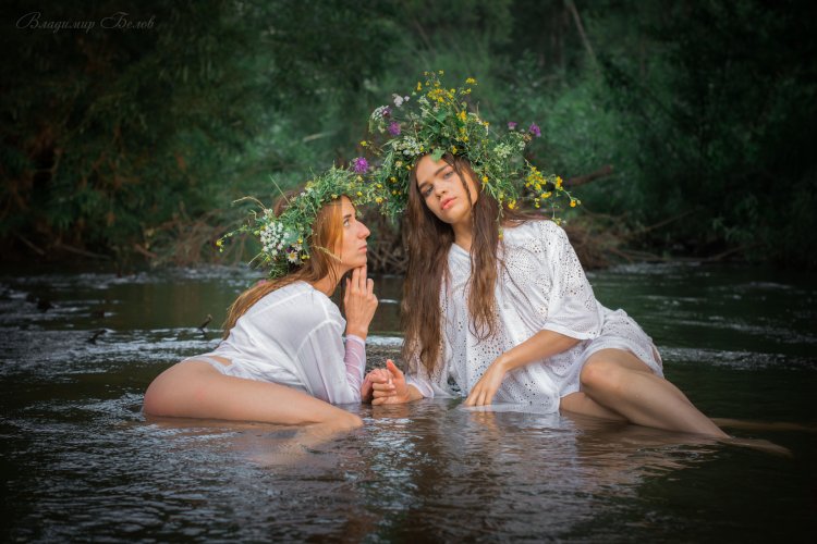 Девушки купаются в озере