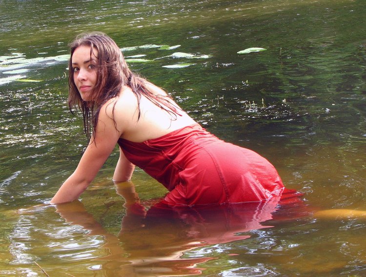 Женщины купаются в пруду