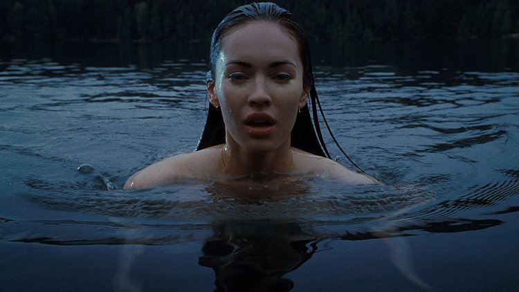 Девушки в купальниках на речке