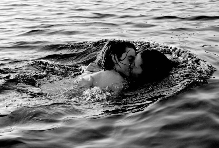 Василиса разделась на речке