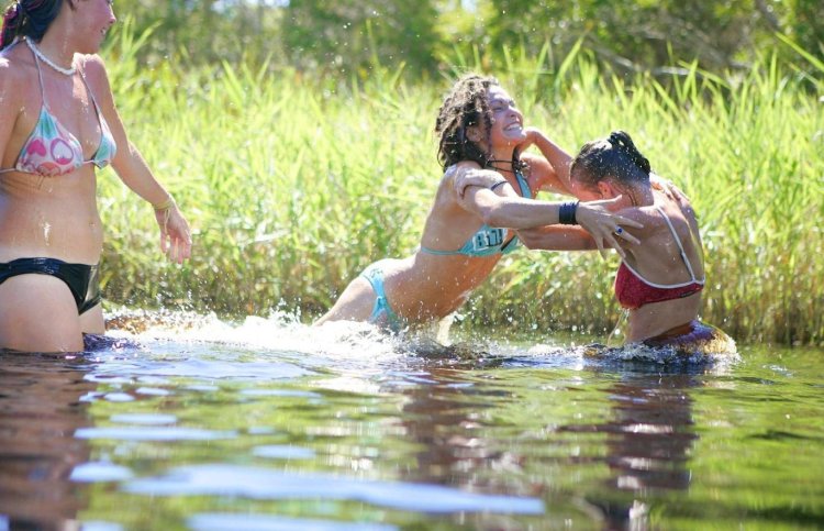 Женщины купаются