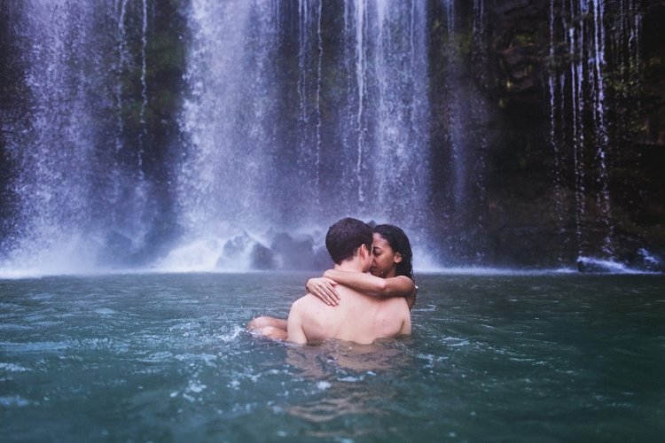 Поцелуй под водопадом