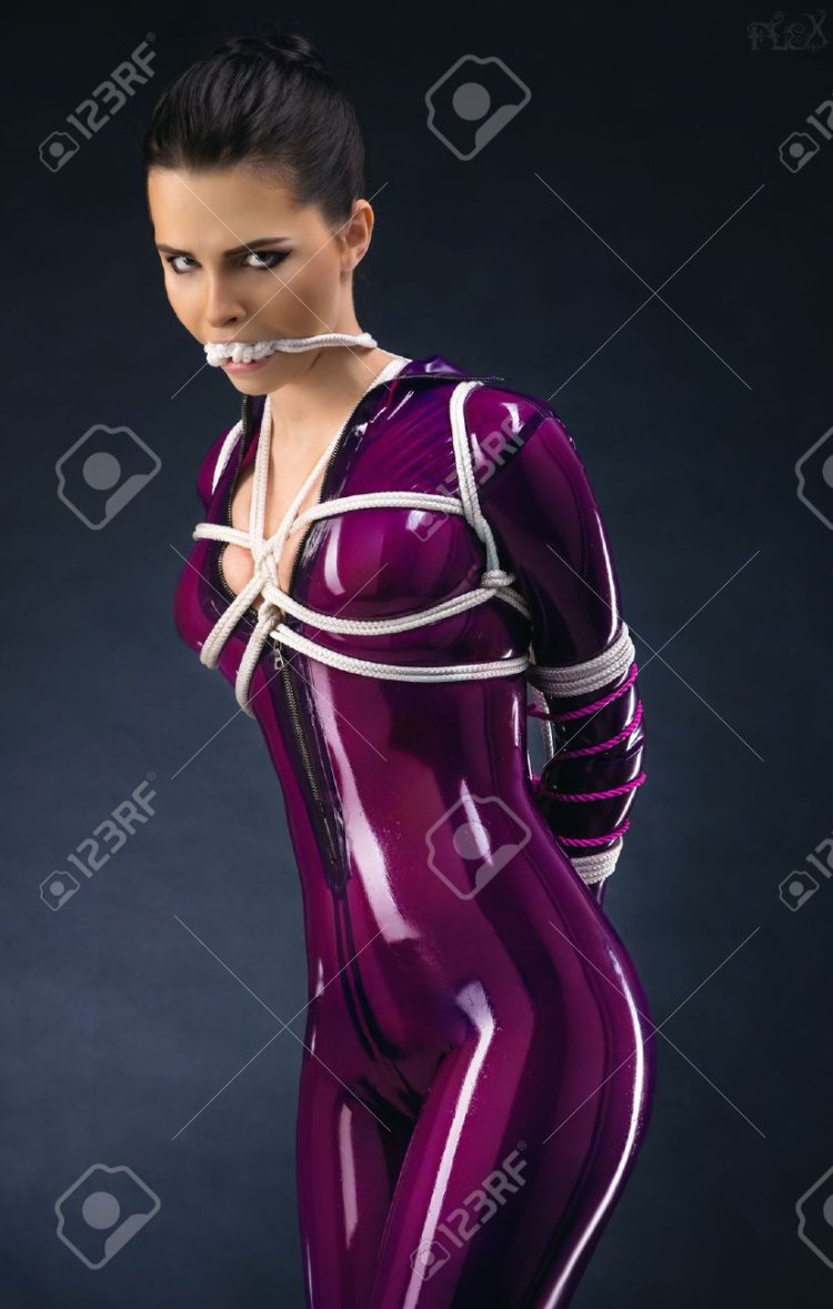 Связанные девушки в латексном костюме