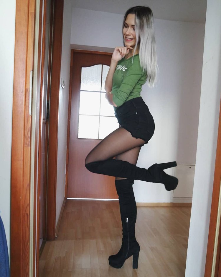 Девушки в сапожках из соцсетей
